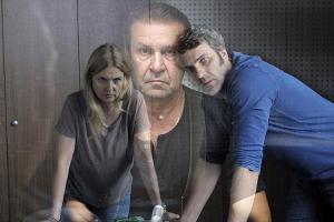 "Die Chefin - Kinder": Vera Lanz (Katharina Böhm) und Jan Trompeter (Stefan Rudolf) beobachten die Vernehmung von Danil Suck...