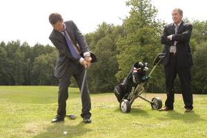 "Inspector Barnaby: Mord - nur für Mitglieder": Jones (Jason Hughes, l.) und Barnaby (John Nettles) ermitteln auf dem Golfplatz