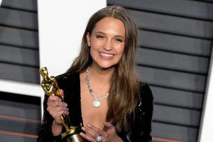 Erst der Oscar, dann die erotischen Fotos: Alicia Vikander ist im Pirelli-Kalender 2017 dabei