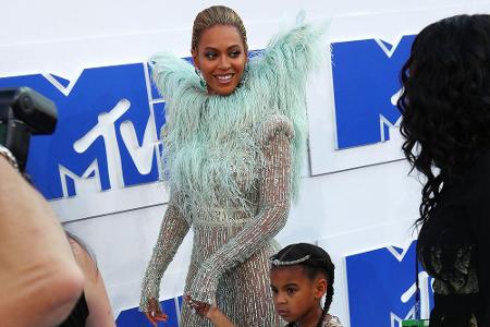 Die perfekte Begleitung hatte sie auch dabei: ihre Tochter Blue Ivy. Die Vierjährige trug ein Prinzessinnenkleid mit ganz vi...
