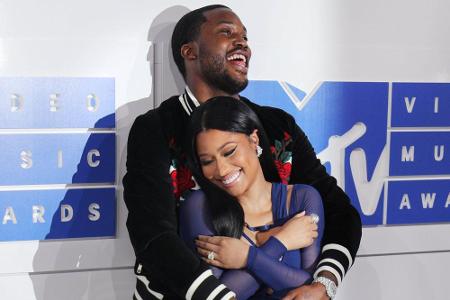 Auch Nicki Minaj und ihr Rapper-Freund Meek Mill versprühten ganz viel Liebe auf dem roten Teppich. Hier versteckt die Sänge...