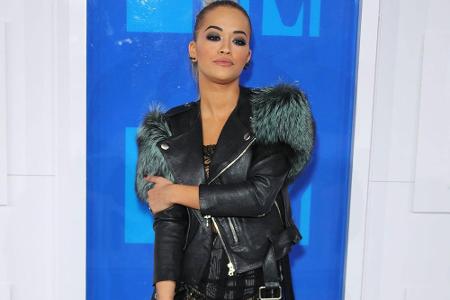 Zweifelhaft war dagegen das Outfit von Rita Ora. Der Stilmix passte so gar nicht zusammen...