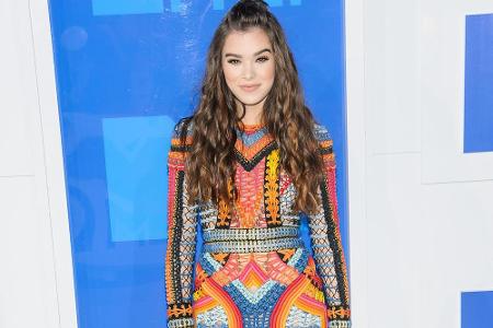 Ebenso farbenfroh zeigte sich Hailee Steinfeld. Ihr buntes Minikleid stand ihr bestens.