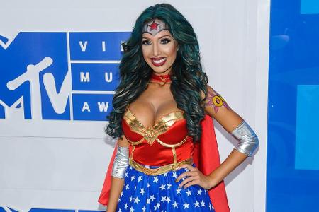 Ein absoluter Fehlgriff war das Superhelden-Outfit von TV-Persönlichkeit Farrah Abraham. Da half auch das ausladende Dekolle...