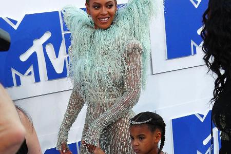 Blue Ivy mit Mama Beyoncé auf dem roten Teppich der MTV Video Music Awards 2016