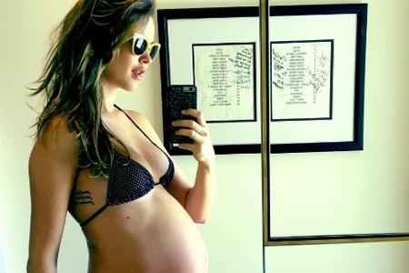 Model Behati Prinsloo erwartet zusammen mit Ehemann Adam Levine ihr erstes Kind