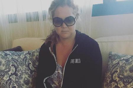Amy Schumer passt in ihrem weiß-blauen Sommerkleidchen perfekt zur Einrichtung