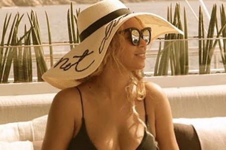 Beyoncé genießt die Sonne - immer mit dabei: Ihr stylishes Trendteil