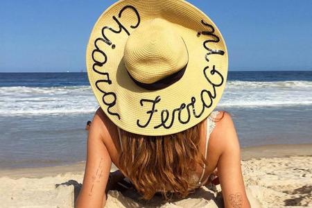 Ein Hut als Paparazzi-Tarnung? Nicht bei Chiara Ferragni, sie trägt ihren Namen auf der Krempe