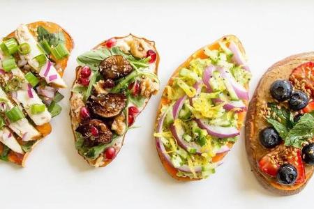 Ob süß oder herzhaft: Beim Belegen der Süßkartoffel-Scheiben sind der Kreativität keinerlei Grenzen gesetzt