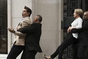 "Wie in alten Zeiten": Richard (Pierce Brosnan) und Kate (Emma Thompson) werden von den Bodyguards eines Anlagebetrügers vor...