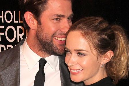 John Krasinski und Emily Blunt haben offenbar immer noch Spaß im Bett