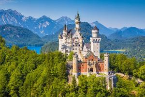 Das im 19. Jahrhundert erbaute Schloss Neuschwanstein gehört zu den größten Sehenswürdigkeiten Deutschlands