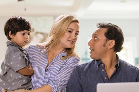 Kate Hudson ist als Jesse eigentlich glücklich mit dem Inder Russell (Aasif Mandvi) verheiratet. Doch der Schein der Familie...