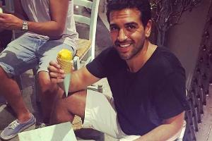 Macht es sich am Kindertisch bequem: Elyas M'Barek
