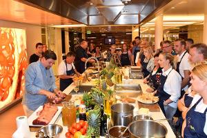 Tim Mälzer kocht mit den Gästen der AIDAprima