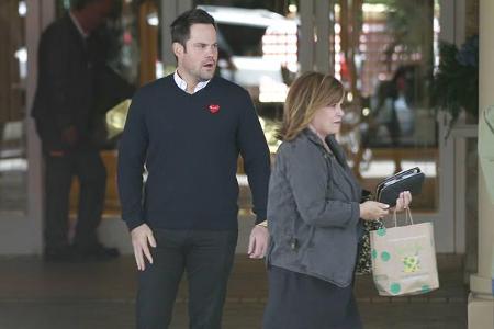 ...nahm die Schauspielerin offenbar auch ihre eigene Mama Susan mit zum Hotelbesuch. Sogar Hilarys Exmann Mike Comrie war mi...