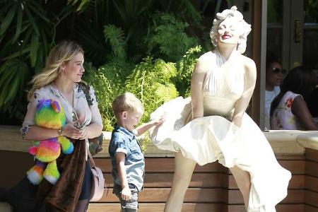 ...Luca, der den Muttertag freilich mit seiner Frau Mama verbrachte - wenn er auch eher für die offenherzige Statue von Mari...