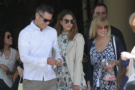 ...auch die schöne Jessica Alba an ihrem besonderen Tag. Sie kam mit der ganzen Familie inklusive ihres Ehemanns Cash Warren...