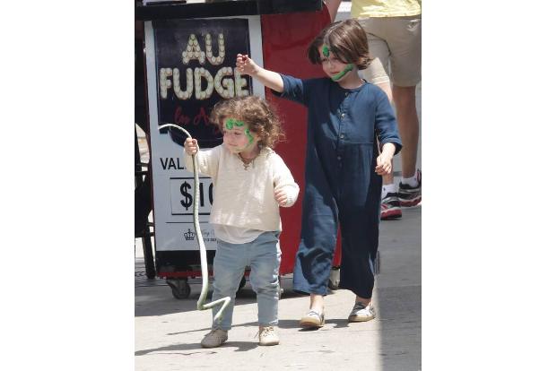 ...in Beverly Hills. Und wenn das Restaurant schon für Kinder so toll geeignet ist, dürfen Rachels Kids Kaius Jagger und Sky...