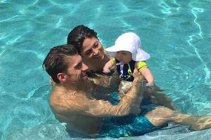 Plantschen natürlich am liebsten im eigenen Pool: Michael Phelps, seine Verlobte Nicole Johnson und Söhnchen Boomer