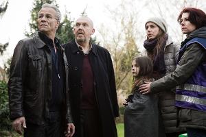 Die Kommissare Max Ballauf (Klaus J. Behrendt, l.) und Freddy Schenk (Dietmar Bär, 2.v.l.) bekommen kein Wort aus dem Mädche...