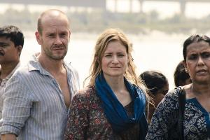 "Monsoon Baby": Mark (Robert Kuchenbuch) und Nina (Julia Jentsch) mit Kamalika (Swaroopa Gosh) auf der Suche nach Leihmutter...