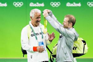 Diese Geste sagt alles: Fabian Hambüchen hängt seinem Vater Wolfgang die Goldmedaille um