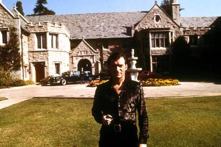 Ein deutlich jüngerer Hugh Hefner hatte die berühmte Playboy Mansion 1971 für eine Millionen Dollar gekauft. Jetzt hat das A...