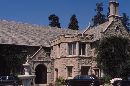 Für einen Rekordpreis für eine Villa in Los Angeles wurde die Playboy Mansion verkauft: 100 Millionen US-Dollar (rund 88 Mil...