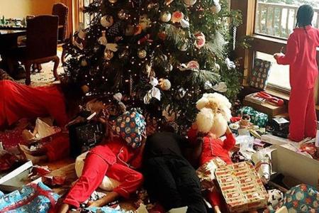 Heidi Klum postet dieses Foto - darauf unter anderem zu sehen: Sänger Seal unter Christbaum