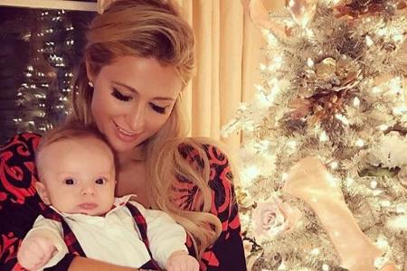 Paris Hilton posiert mit Nicht Lily Grace vor dem Weihnachtsbaum