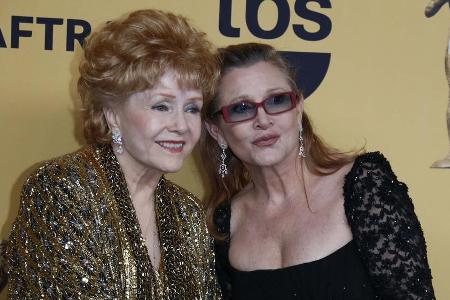 Debbie Reynolds mit ihrer Tochter Carrie Fisher bei den SAG Awards 2015