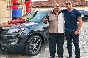 Dwayne Johnson überraschte seinen Vater mit einem Auto
