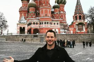 Chris Pratt in Moskau vor der Basilius-Kathedrale