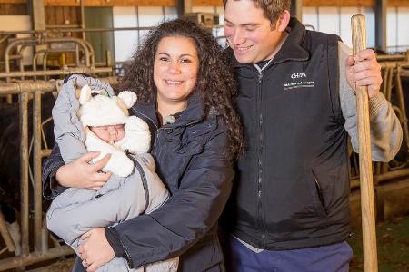 Guy, Victoria und Baby Charlotte im Stall