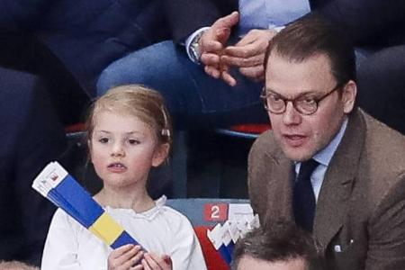 Die kleine Prinzessin Estelle mit Papa Daniel (rechts) am Sonntag bei der Handball-EM der Damen in Stockholm