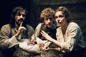 "Gotthard (1)": In Göschenen stoßen Tommaso (Pasquale Aleardi, l.), Max (Maxim Mehmet) und Anna (Miriam Stein) aufeinander u...