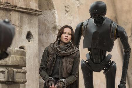 Jyn Erso (Felicity Jones) und der Droide K-2SO (Alan Tudyk) in 