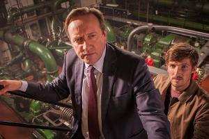 "Inspector Barnaby: Barnaby muss reisen": Barnaby (Neil Dudgeon, l.) und Nelson (Gwilym Lee) durchsuchen die alte Keksfabrik...