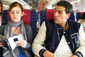 "Türkisch für Anfänger": Im Flugzeug muss sich Lena (Josefine Preuß) mit Cem (Elyas M'Barek) eine Sitzreihe teilen