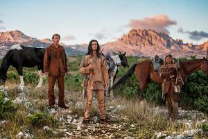 Old Shatterhand (Wotan Wilke Möhring, v.l.), Winnetou (Nik Xhelilaj) und Sam Hawkens (Milan Peschel)