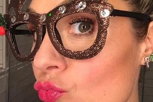 Ruth Moschner kommt mit ihrer Elch-Brille leicht verspätet in Weihnachtsstimmung