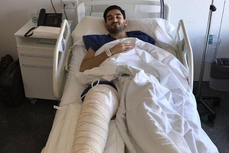Ilkay Gündogan lächelt im Krankenbett