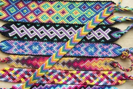 Freundschaftsbändchen in bunten Farben lassen sich schnell selbst knüpfen