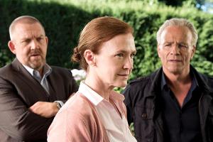 "Tatort: Kartenhaus": Carmen Hartmann (Julika Jenkins, M.) versucht im Gespräch mit Freddy Schenk (Dietmar Bär, l.) und Max ...