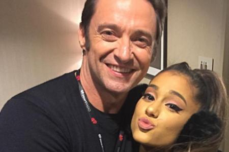 Da werden seine Kinder neidisch sein: Hugh Jackman umarmt Ariana Grande