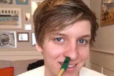 George Ezra beweist Humor und spielt Flöte mit der Nase
