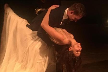 Troian Bellisario und Patrick J. Adams tanzen als Ehepaar