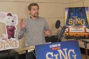 Klaas Heufer-Umlauf bei den Tonaufnahmen zum Film "Sing"